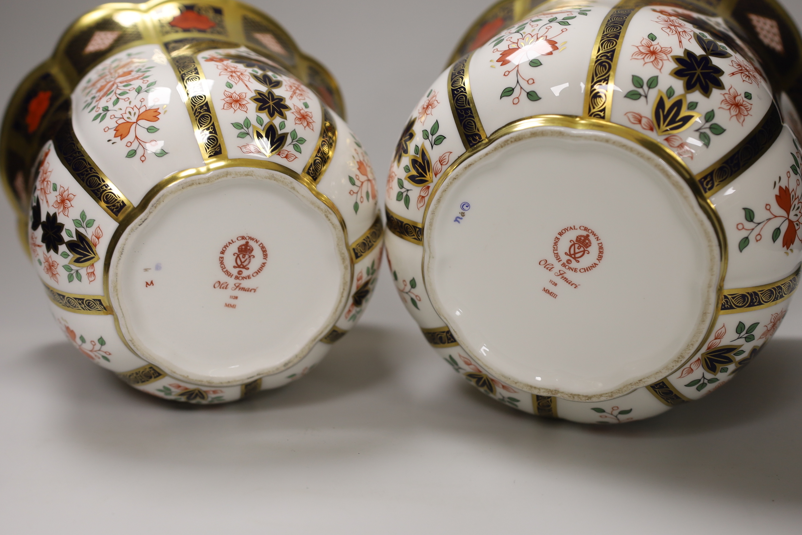 Two graduated Royal Crown Derby Old Imari pattern jardinières, each numbered 1128 to the base, the largest 17cm high x 21cm in diameter